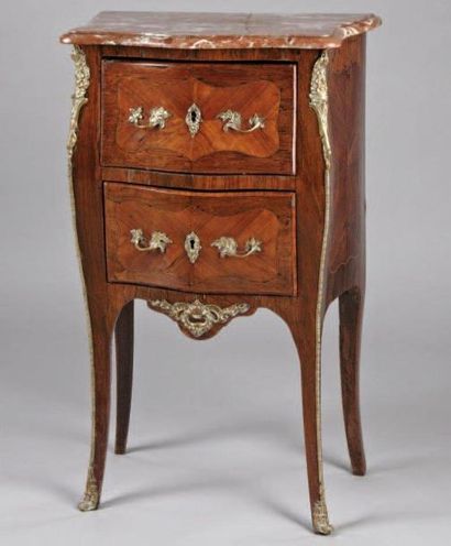 Petite commode galbée en bois de placage...