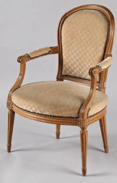 Fauteuil cabriolet en bois naturel mouluré...