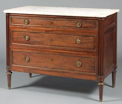 Commode en acajouet placage d'acajou mouluré...