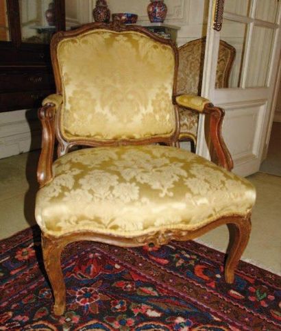 Fauteuil à dossier plat en bois naturel mouluré...