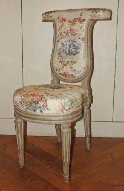 Chaise voyeuse en bois relaqué gris mouluré,...