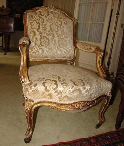 Mobilier de salon en bois doré mouluré et...