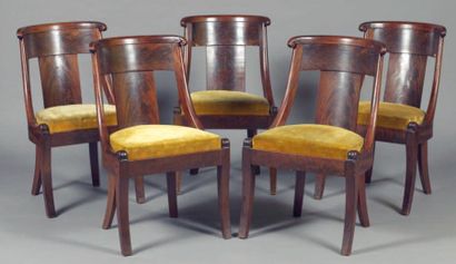 Suite de cinq chaises gondole en acajou et...