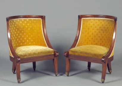 Paire de fauteuils gondole en acajou et placaged'acajou,...