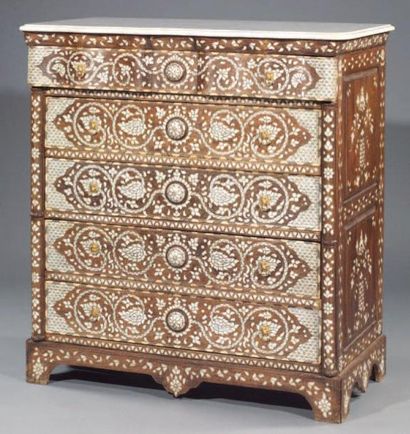 Commode à hauteur d'appui présentant une...