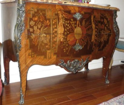 Commode de forme galbée,en bois deplacage....