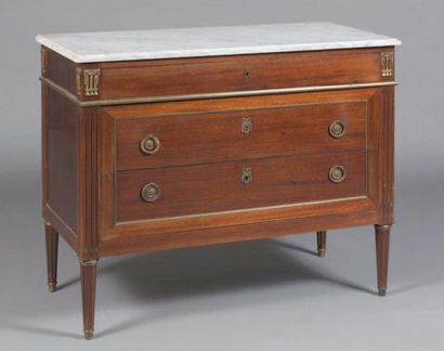 Commode de forme droite en acajou et placage...