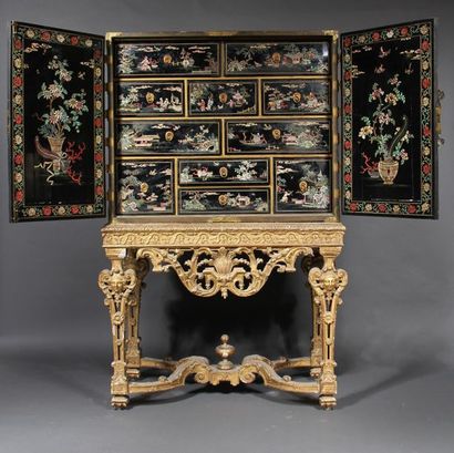 Anglo-Chinese cabinet in Coromandel lacquer...