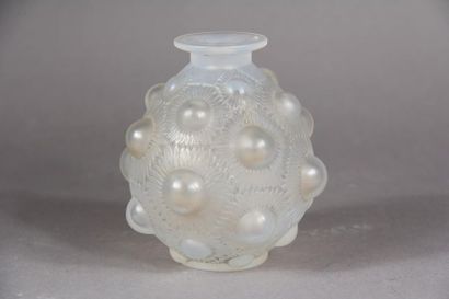 René LALIQUE (1860-1945) Sunflower
vase....