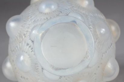 René LALIQUE (1860-1945) Sunflower
vase....