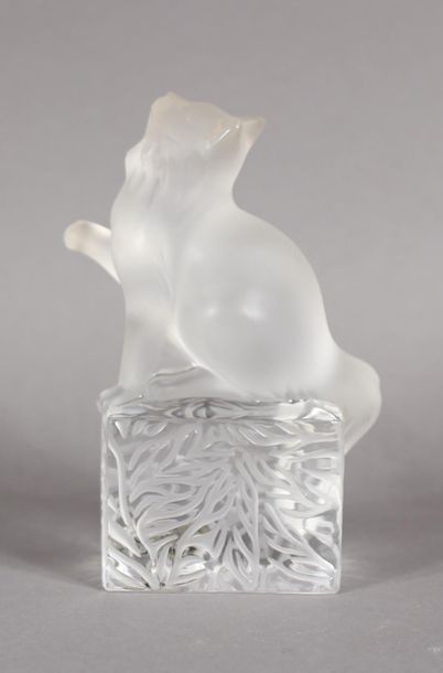 LALIQUE France
Cat raising its paw on a leafy
base...