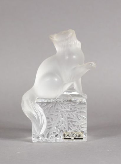 LALIQUE France
Cat raising its paw on a leafy
base...