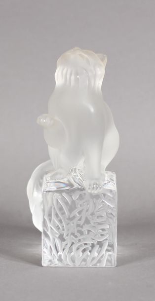 LALIQUE France
Cat raising its paw on a leafy
base...
