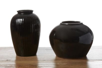 Cache-pot et vase en céramique à engobe noir
H....