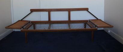 Banquette formant lit en bois naturel canné,...