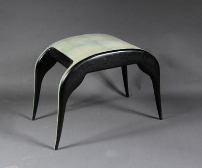 Ria Youri AUGOUSTI
Tabouret en bois teinté...