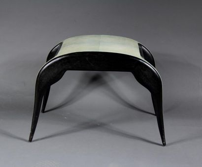 Ria Youri AUGOUSTI
Tabouret en bois teinté...