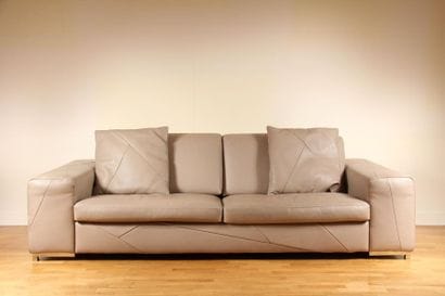 ROCHE BOBOIS
Canapé deux places en cuir grainé...