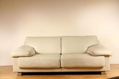 ROCHE BOBOIS
Canapé en cuir grainé crème
H...