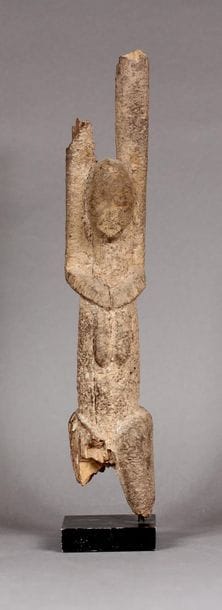 Statuette malienne en bois naturel reposant...