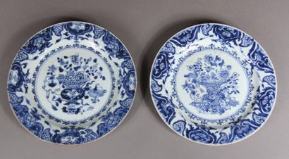 Deux assiettes en porcelaine blanc-bleu à...