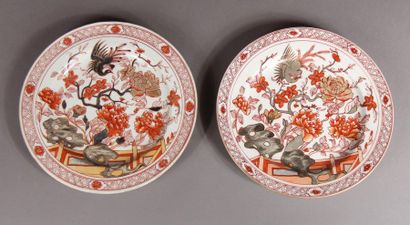 Deux assiettes en porcelaine à décor de branche...