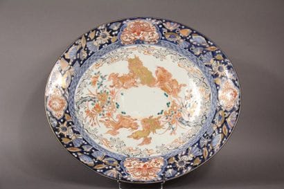 Grand plat ovale en porcelaine polychrome...