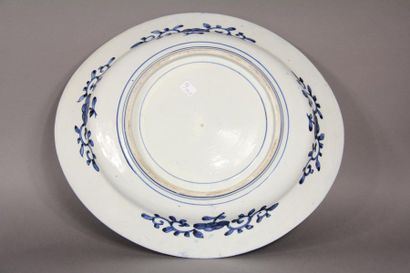Grand plat ovale en porcelaine polychrome...