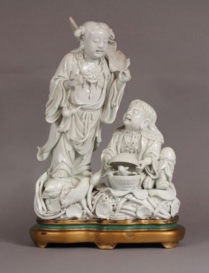 *Groupe en blanc de Chine, représentant les...