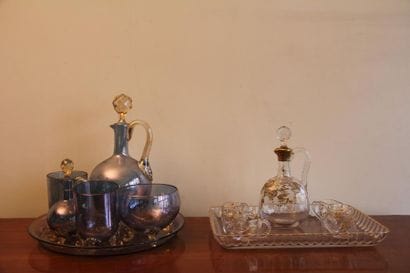 Deux services à liqueur en verre mauve, transparent...