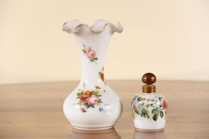Vase et flacon en opaline blanche à décor...