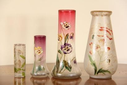 Lot de quatre vases en verre à décor de fleurs...