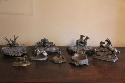 Lot de cinq encriers en métal argenté à décor...