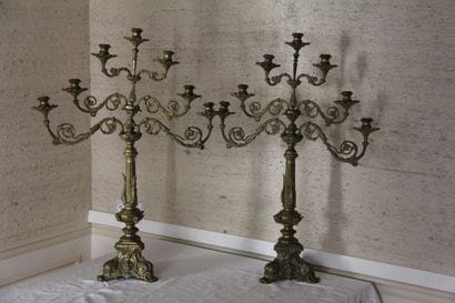 Paire de candélabres en métal repoussé.
H...