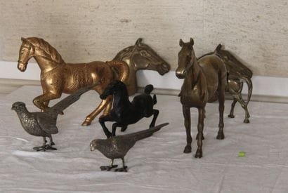 Lot de sculptures et vide-poches en métal...