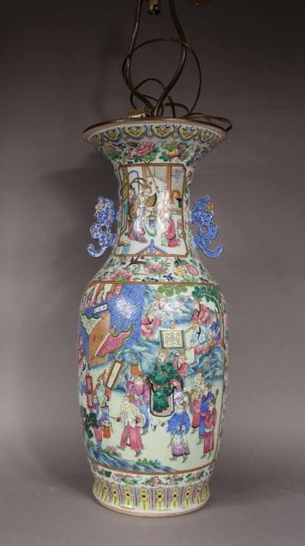 Potiche balustre à deux anses en porcelaine...