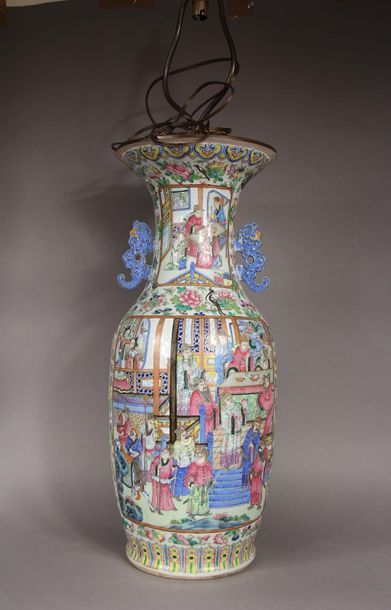 Potiche balustre à deux anses en porcelaine...