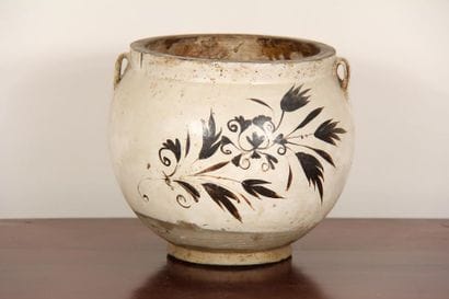Cache-pot en céramique beige à décor de feuillage...