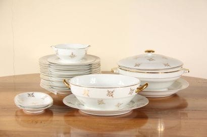 LIMOGES
Partie de service de table en porcelaine...