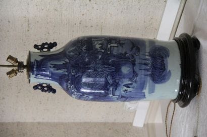 Pied de lampe en porcelaine, Chine moderne
H...