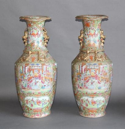 Paire de vases en porcelaine polychrome à...