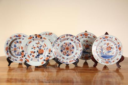Six assiettes en porcelaine à décor Imari...