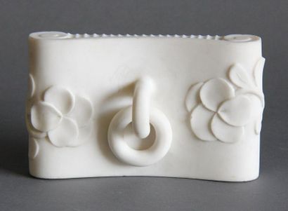 Presse-papier en marbre blanc en forme de...