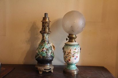 Deux pieds de lampe à pétrole en céramique...