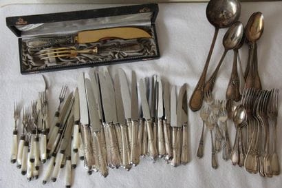 Lot de couverts en métal argenté