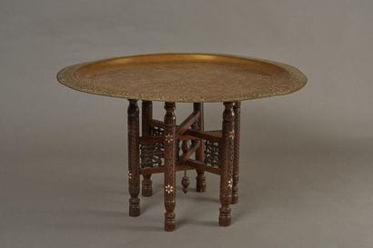 Table basse formée d'un piètement en bois...