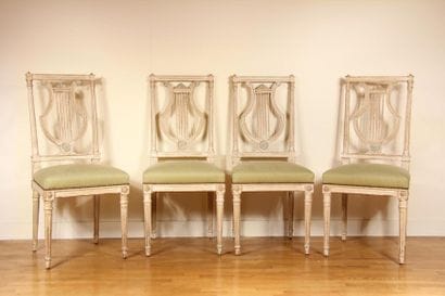 Quatre chaises en bois laqué blanc à dossier...
