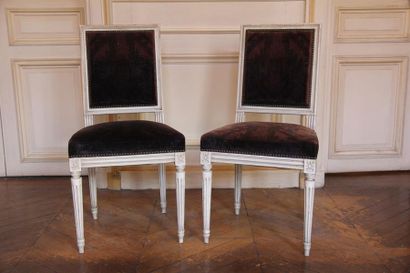 Deux chaises à dossier droit en bois laqué...