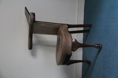 Chaise de jeux ton acajou garnie de cuir,...