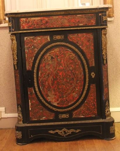Meuble à hauteur d'appui en marquèterie Boulle...